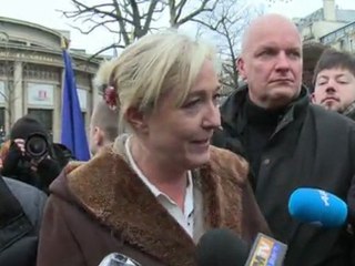 Le Pen: "Je n'ai pas à appeler à l'aide" pour les parrainages