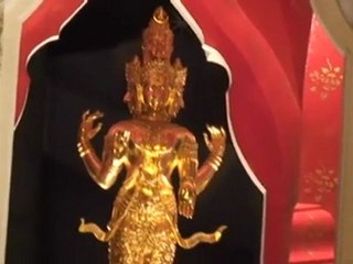 Los tailandeses regalan rosas a Trimurti para encontrar pareja