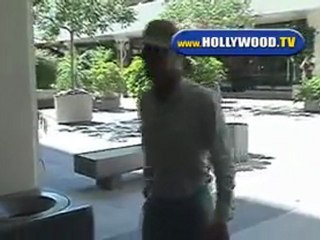 Ed Harris Smacks Paps Camera On Robertson