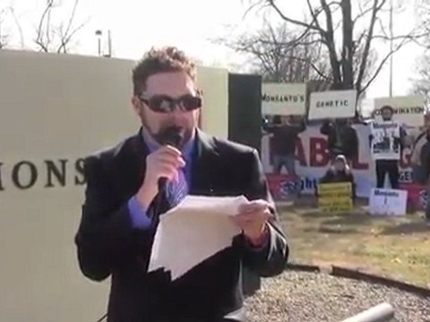 SVP TRADUCTION :: Adam Eidinger Prior To Entering 2012 Monsanto Shareholder Meeting