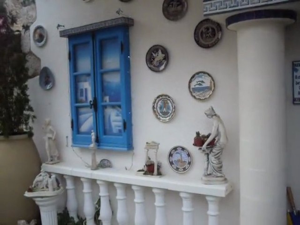 Crèche et Sapin de Noël + "La caverne de..... Roberto" pris en décembre 2010.