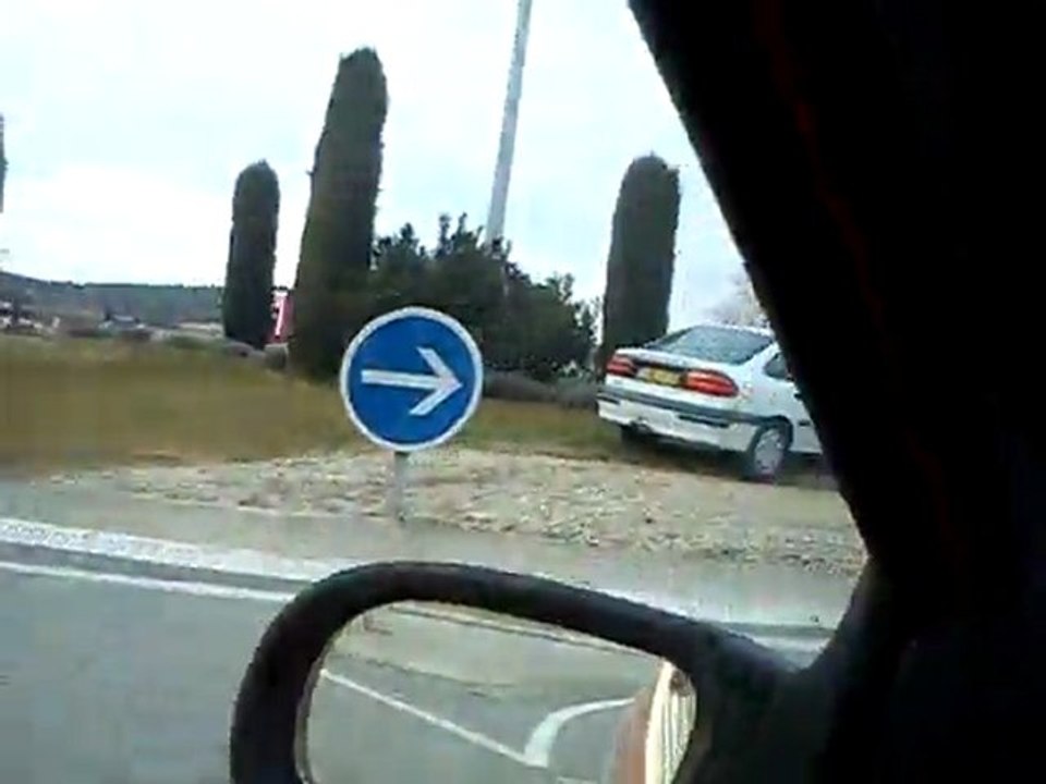 attention au rond point ! accident,crash !!