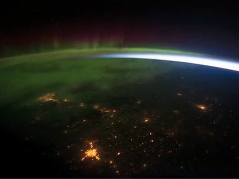 Aurores polaires au-dessus du Canada filmée de l'espace
