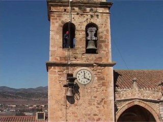 Campana mitjana (de 1674) refundida, instal.lació al campanar de Benlloch. 2005