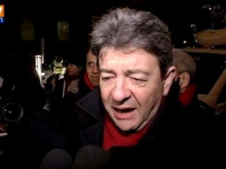Présidentielle : Mélenchon, solidaire avec les Grec, manifeste devant leur ambassade
