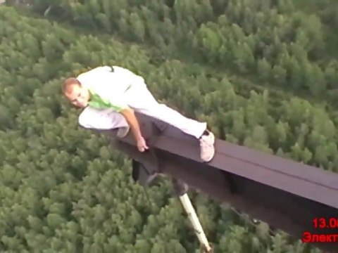 Des Russes en haut d'une très haute tour