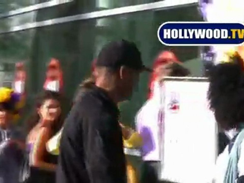 Denzel Washington Struts Into The Lakers Game