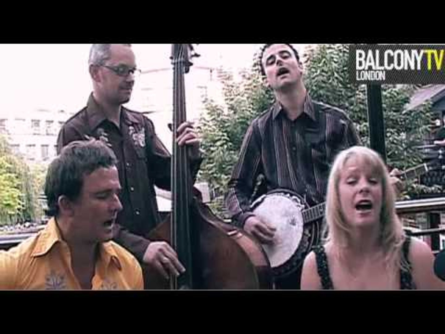 ⁣ALBERT ROSS and THE OTTERS (BalconyTV)