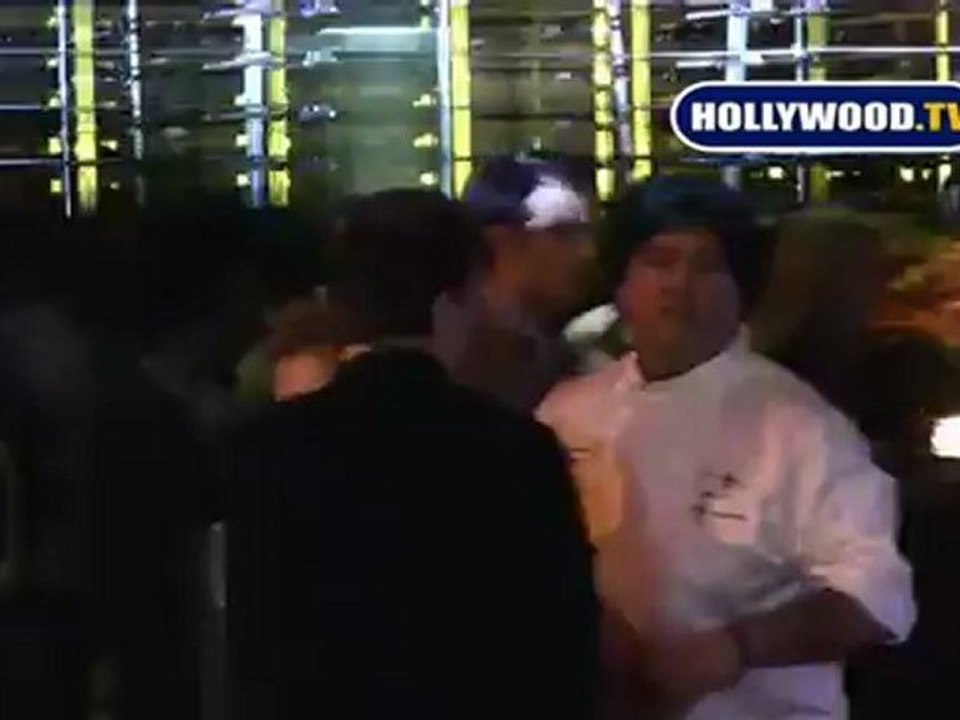 Deryck Whibley Rushes Into Boa Steakhouse With Out Avril?