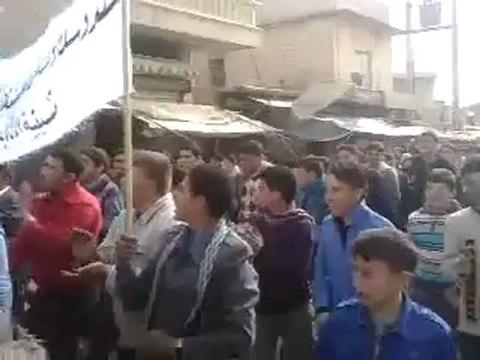 فري برس الأتارب بريف حلب مظاهرة طلابية تحية لضباط منطقة الأتارب الأحرارو كتيبة قذائف الحق ونصرةً لحمص 13 2 2012 ج1