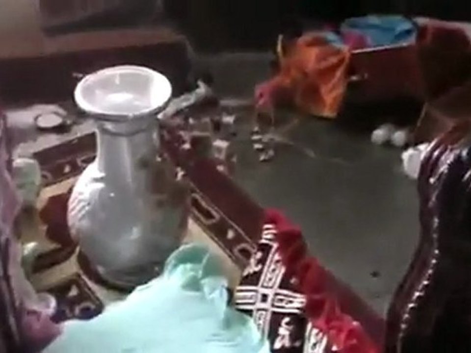 فري برس   درعا بصر الحرير اقتحام الجيش للمنازل المجاورة للحواجز وتكسير اثاثها بصر الحرير 12 2 2012