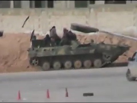 فري برس حماة توجه المصفحات من دوار السباهي إلى طريق حلب12 2 2012