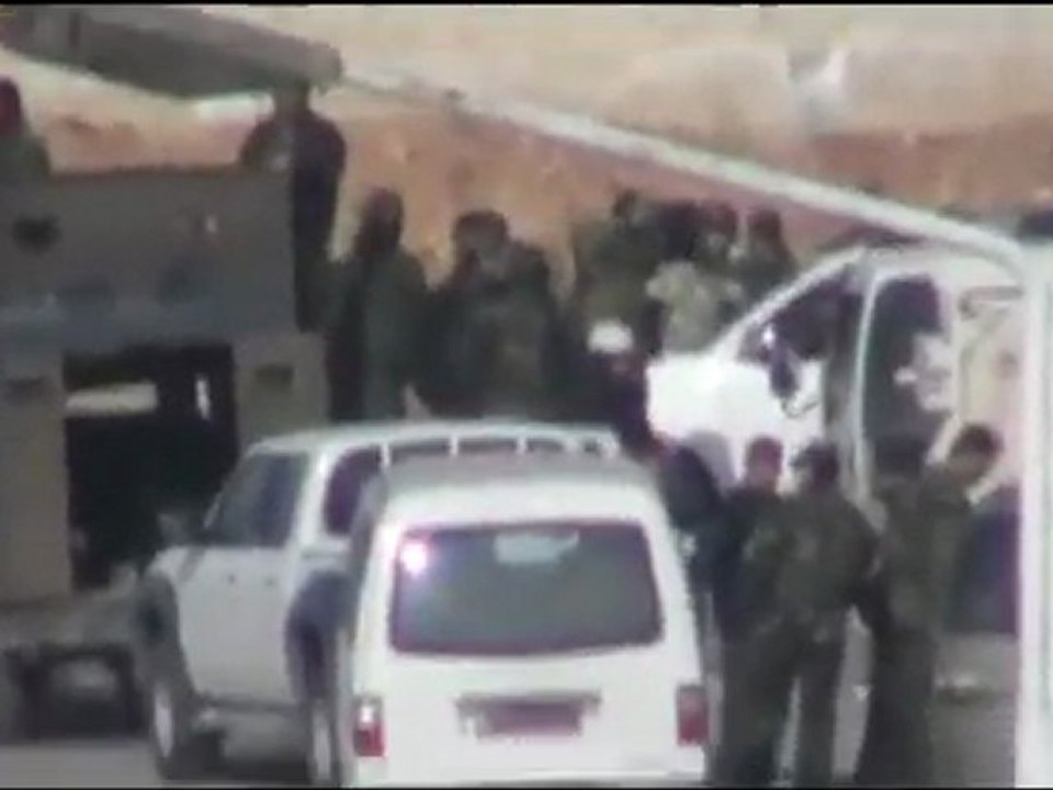 فري برس   حماة انتشار كم هائل من الشبيحة لأقتحام طريق حلب12 2 2012