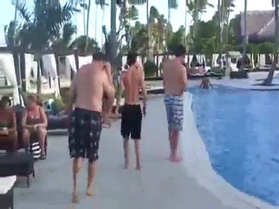 Régis pousse son ami dans la piscine