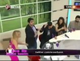 Canlı Yayında Caner'in Kafasında Şişe Kırdılar!