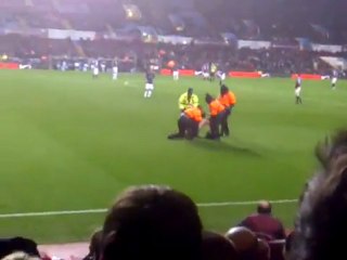 Γυμνός εισβολέας στο Άστον Βίλα-Μάντσεστερ Σίτι