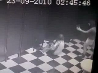 Elle est ivre dans les toilettes