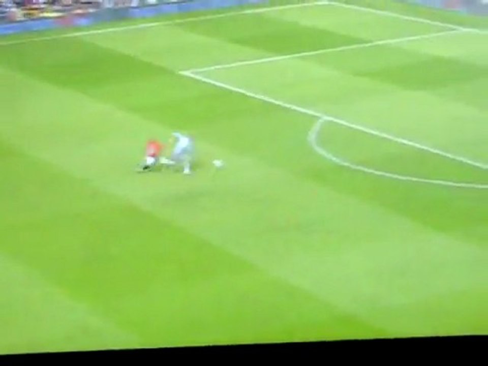 Torres vượt qua Vidic và dứt điểm khéo léo tung lưới Van der Sar (M.U)