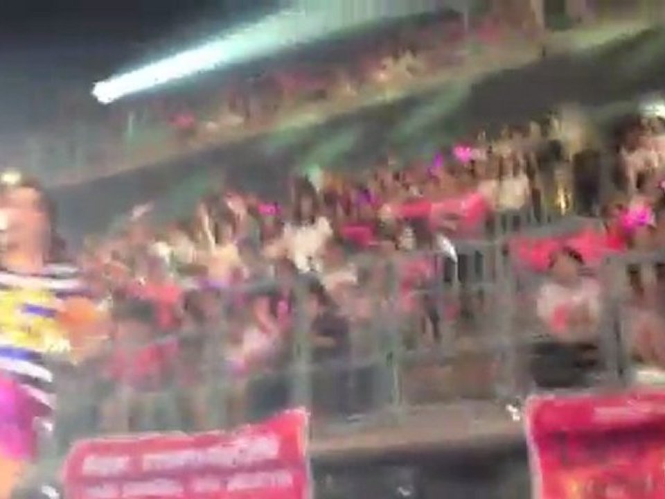 A paper airplane attacked Tiffany @Bangkok (12/02/2012)