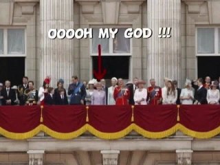 Il montre ses fesses à sa majesté !!