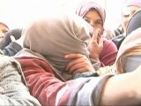 Más de 4.000 sirios huyen de Homs y se refugian en el...