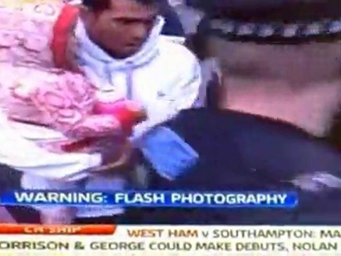 Carlos Tevez trở lại Man city giữa vòng vây cảnh sát