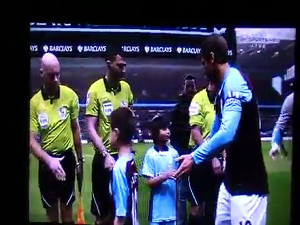 Un gosse d’Aston Villa fait une Suarez