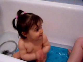 capucine danse waka waka dans le bain 14 02 2012