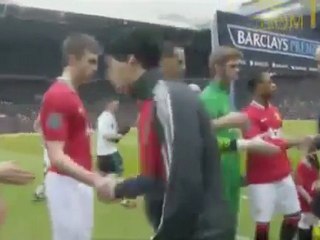 Luis Suarez refuse de serrer la main de Patrice Evra