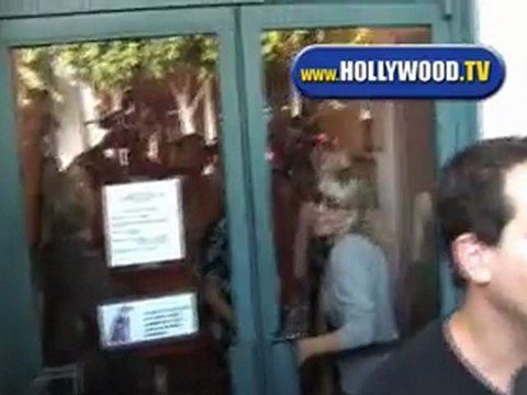 Lindsay Lohan Mobbed By Paparazzi - HOLLYWOOD.TV