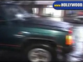 Jessica Simpson Struggles To Pay Valet Guy!!