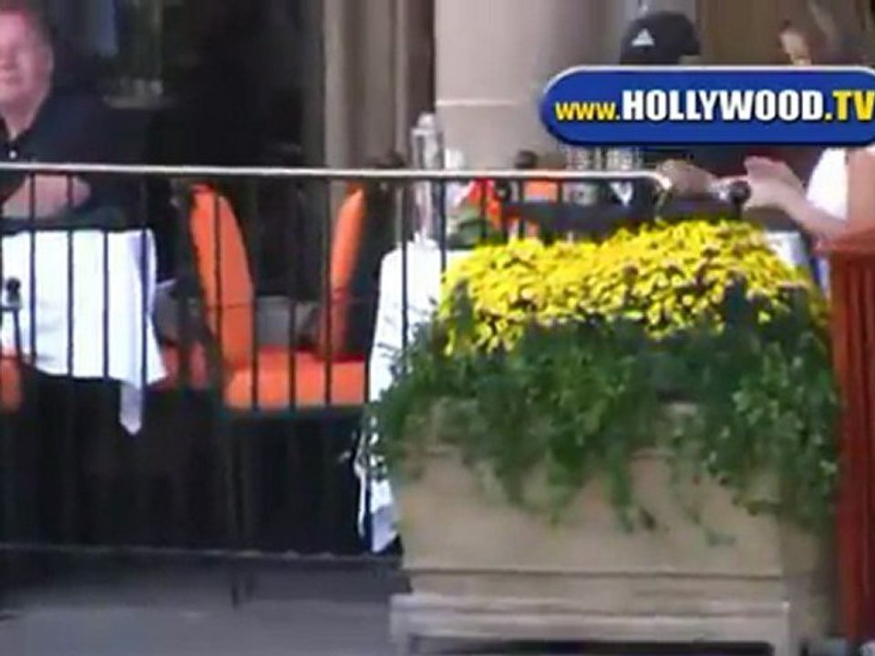 Mark Kaplan and Girlfriend have Lunch At Beverly Wilshire