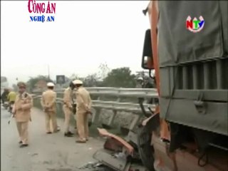 Bị xe khách đâm, container leo lên dải phân cách