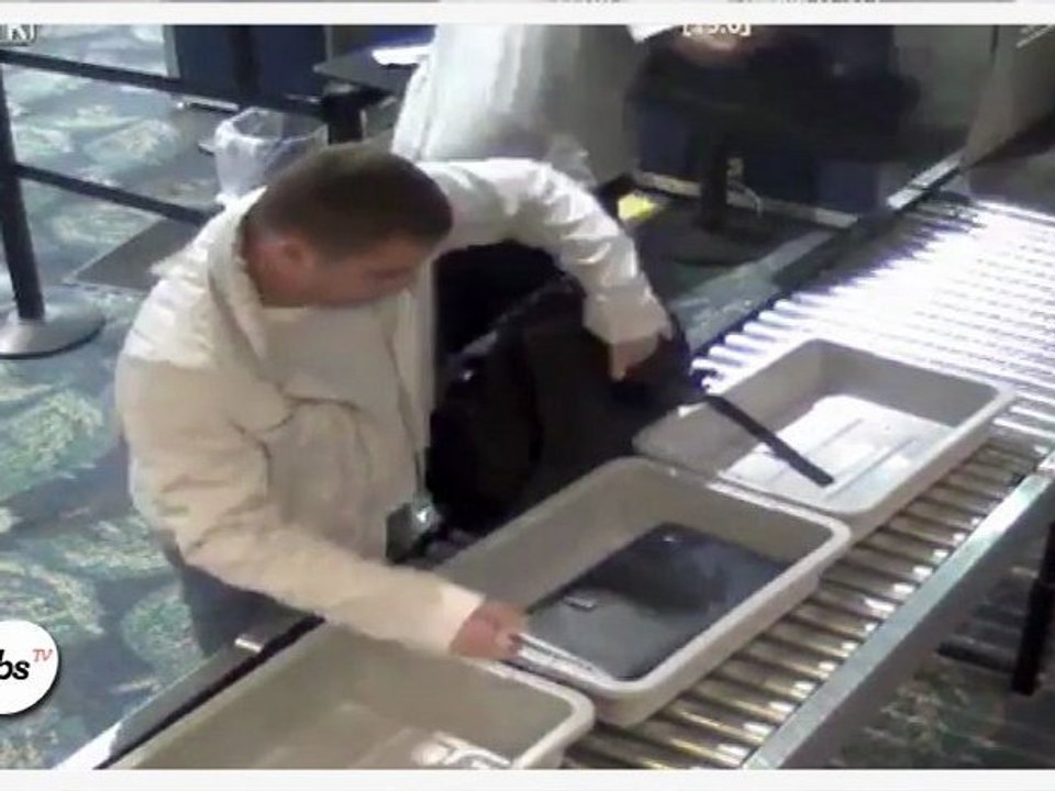 Il fait son shopping dans les bagages des autres