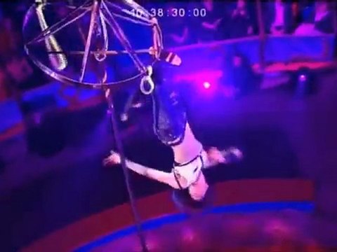 SALIMA PEIPPO-aerial acts-presents Art agency Valentino