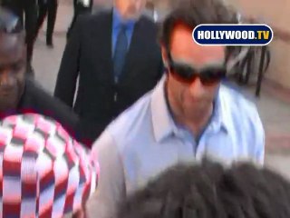 Hugh Jackman Sign Autographs for Fans.