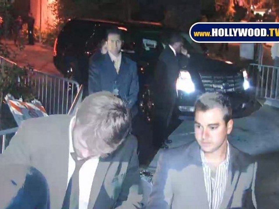 Chris Hemsworth Signs Autographs For Fans At Spike TVs SCREAM 2010