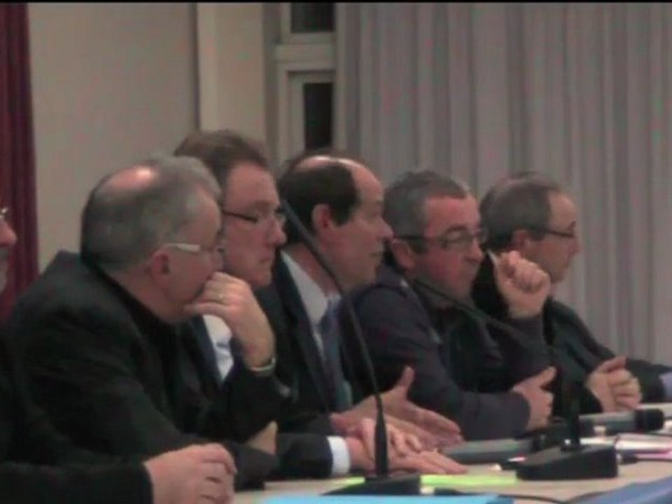 réunion sur les barrages à Isigny-le-Buat (50) - #5 - intervention du député Huet