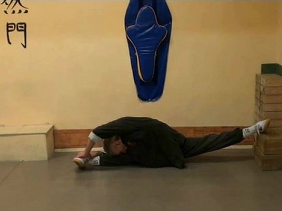 Школа боевых искусств "Цюань-шу". Стиль "цзыжань". Москва. Растяжка-шпагат.