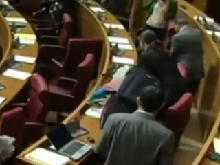 Bronca en el Parlamento valenciano por una camiseta contra los "chorizos"