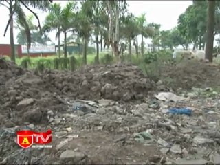 Phế thải đổ tràn lan trên đường Nam Hồng