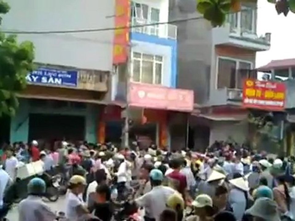 Giết cả nhà, chặt tay cháu bé để cướp tiệm vàng