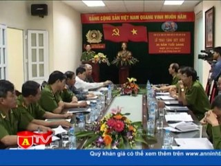 Trao tặng Huy hiệu 30 năm tuổi Đảng cho 2 đồng chí lãnh đạo Sở CSPCCC HN