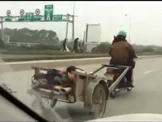 Xem xe tự chế 'thản nhiên' lao vào đường cấm