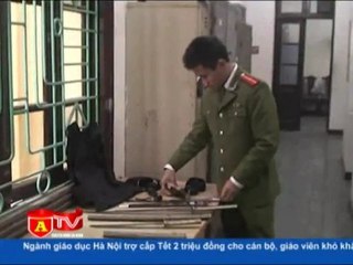 Bắt đối tượng ném 'bom bẩn' để đòi nợ