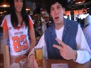 Hooters Kiss