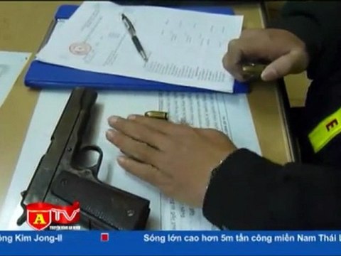 Bắt đối tượng tàng trữ vũ khí quân dụng