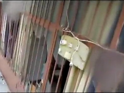 فري برس حمص حي الإنشاءات دمار في الشوارع إثر سقوط الصواريخ 16 2 2012