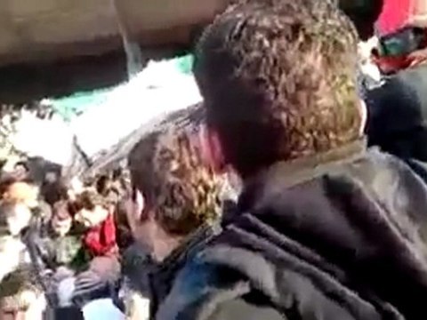 فري برس طهران حرق صورة بشار ورفع علم الثورة السورية