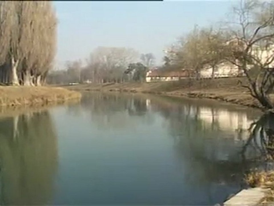 sotto il ponte con vento e neve